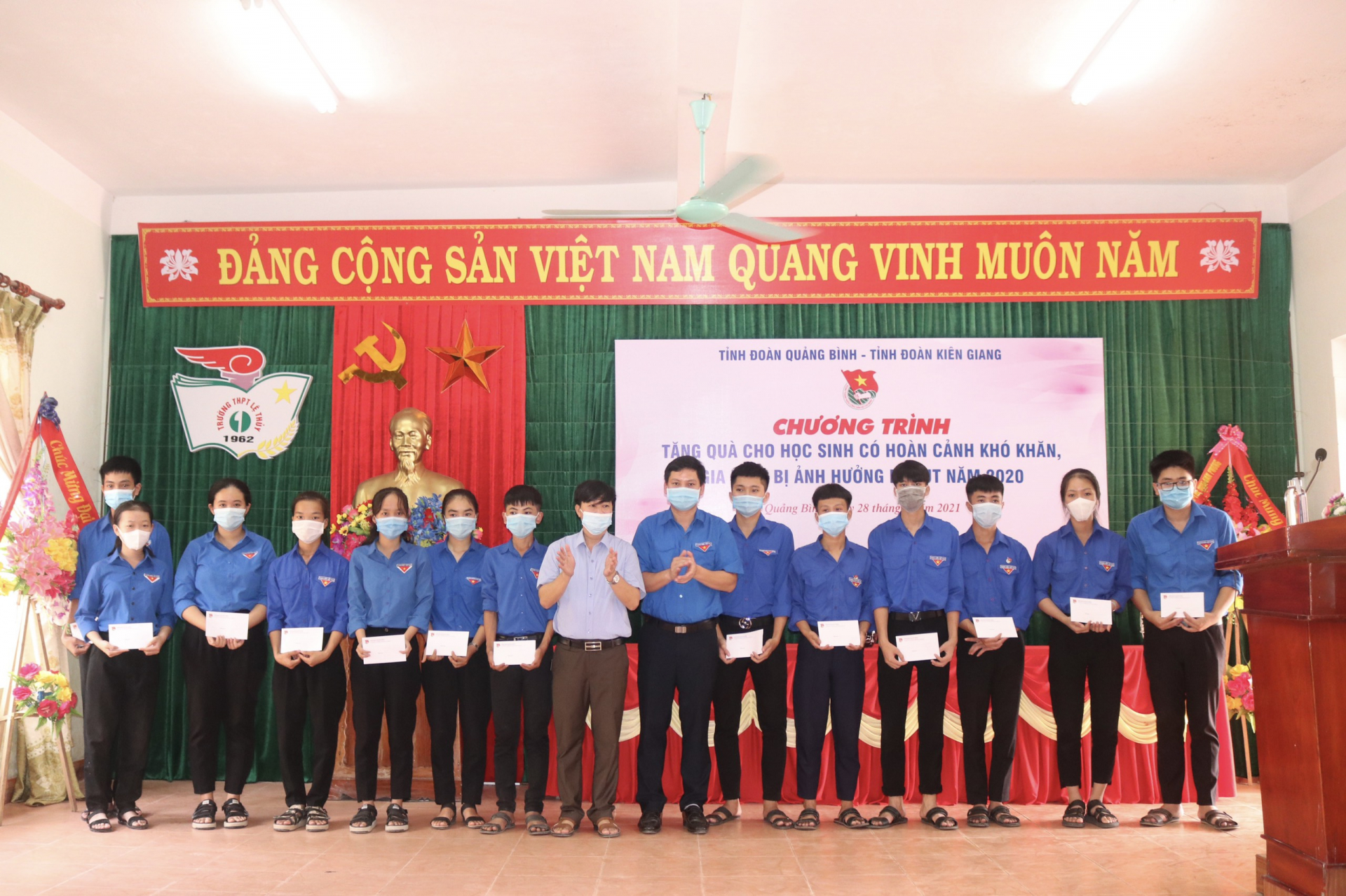 Các phần quà nhằm động viên các em vượt qua khó khăn, phấn đấu học tốt.