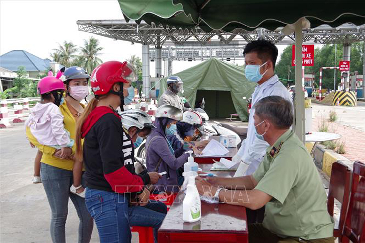 Khai báo y tế tại chốt kiểm dịch cầu Mỹ Lợi ở Quốc lộ 50, thị xã Gò Công, tỉnh Tiền Giang. Ảnh (minh họa): Hữu Chí/TTXVN