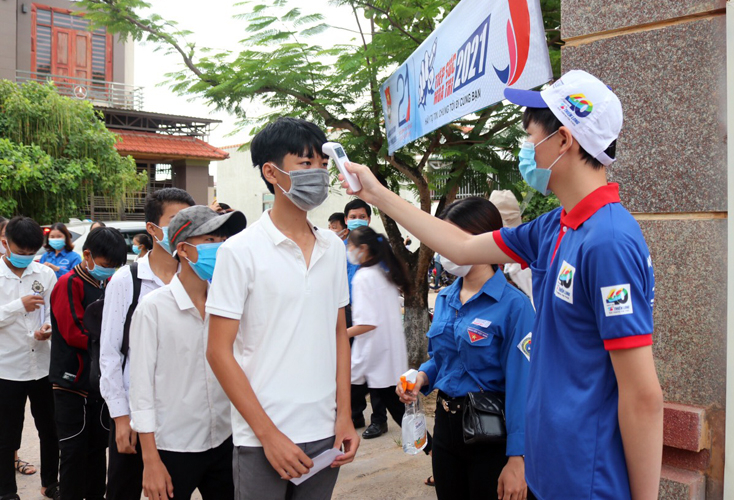 Đoàn viên thanh niên huyện Bố Trạch có mặt tại các điểm thi, phối hợp các lực lượng để tiếp sức cho kỳ thi lớp 10 THPT năm học 2021-2022.