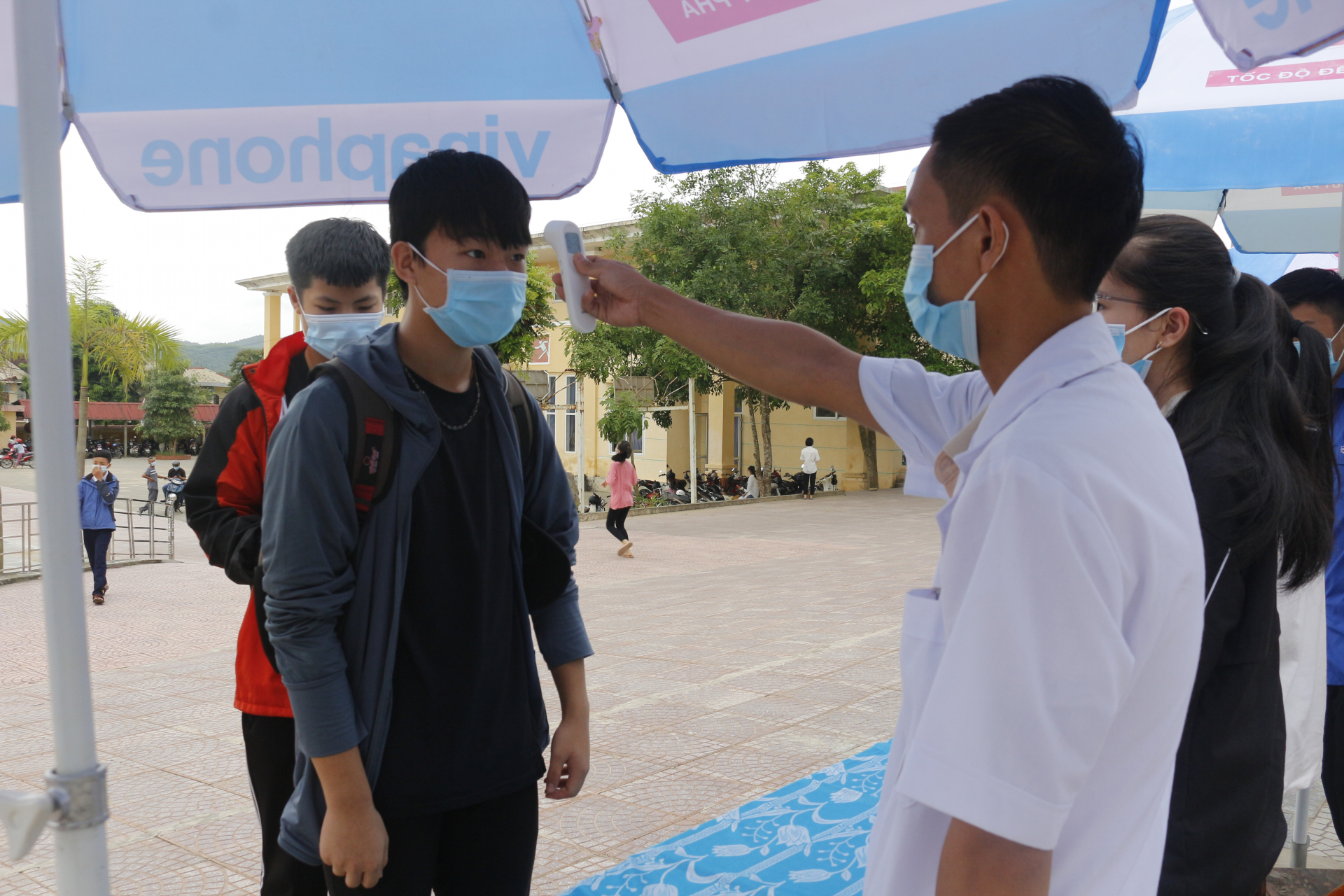 Các thí sinh được đo thân nhiệt và nhắc nhở thực hiện các biện pháp phòng, chống dịch bệnh Covid-19 trước lúc vào dự thi.