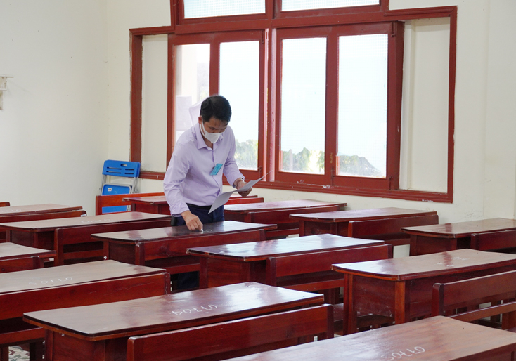 Giám thi đánh số báo danh
