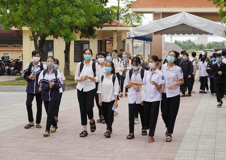 Các thí sinh đến trường thi tại điểm thi Trường THPT chuyên Võ Nguyên Giáp.