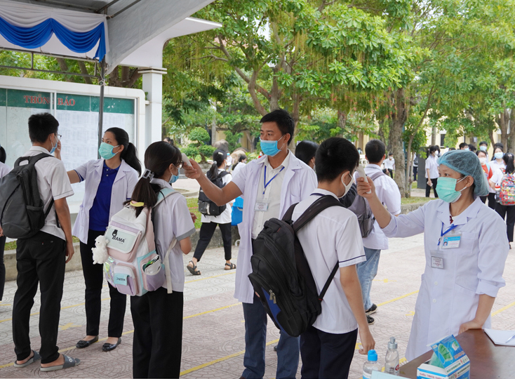 Kiểm tra thân nhiệt cho thí sinh trước khi vào trường thi