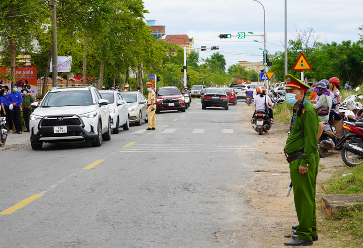  Lực lượng Công an giữ gìn an ninh trật tự và ATGT tại các điểm thi. 