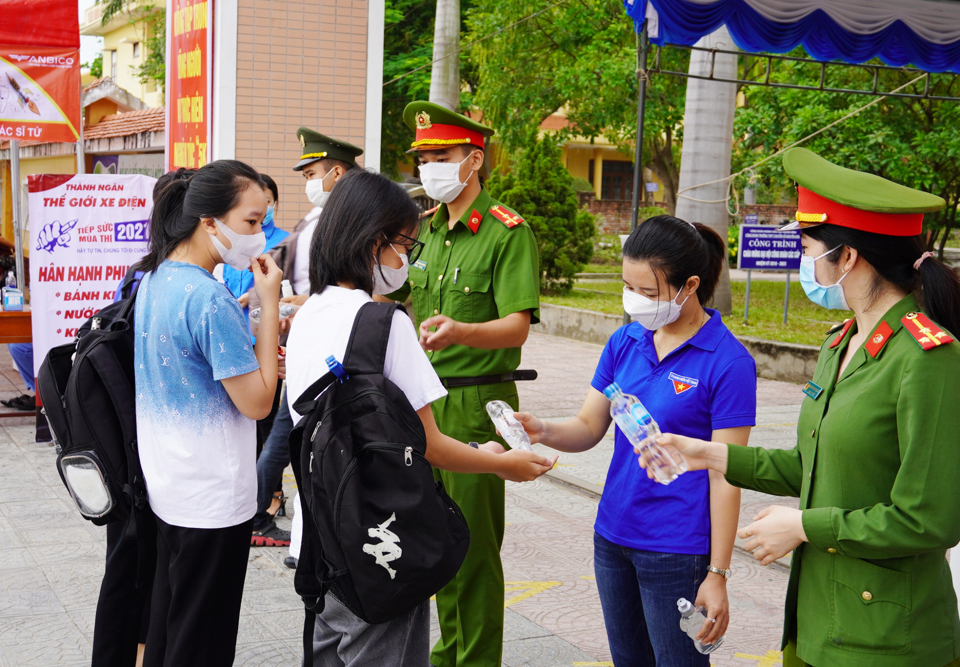 Lực lượng Công an và Đoàn khối các cơ quan tỉnh hỗ trợ dung dịch rửa tay sát khuẩn và nước uống cho thí sinh