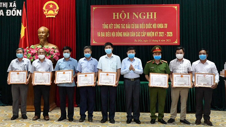 UBND TX. Ba Đồn khen thưởng 8 tập thể vì đã có thành tích trong cuộc bầu cử.