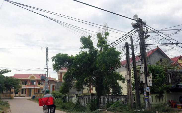 Hệ thống cột, đường dây điện, cáp viễn thông giăng mắc chằng chịt làm xấu đi hình ảnh bộ mặt làng quê nông thôn mới tại xã Đức Trạch 