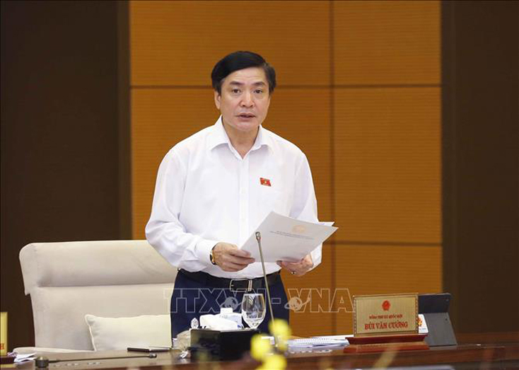 Tổng Thư ký Quốc hội, Chủ nhiệm Văn phòng Quốc hội, Chánh Văn phòng Hội đồng Bầu cử quốc gia Bùi Văn Cường trình bày báo cáo. Ảnh: Doãn Tấn/TTXVN