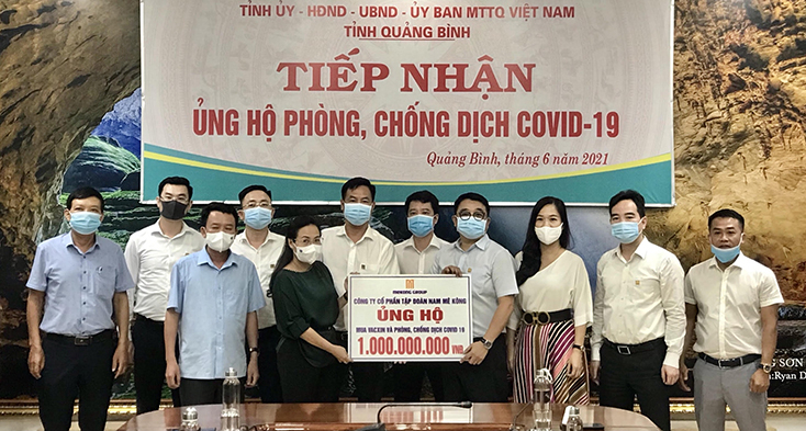 Đồng chí Chủ tịch Ủy ban MTTQVN tỉnh Phạm Thị Hân tiếp nhận số tiền ủng hộ từ Công ty CP Tập đoàn Nam Mê Kông.
