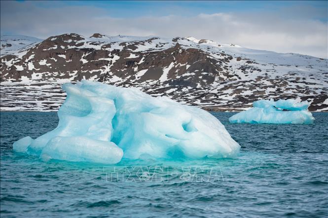  Băng trôi trên biển ngoài khơi Ny-Alesund, Na Uy, ngày 5-6-2010. Ảnh: AFP/TTXVN