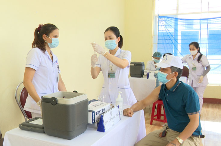 Theo kế hoạch, đến ngày 18-6, huyện Bố Trạch sẽ hoàn thành việc tiêm 2.000 liều vắc xin phòng Covid-19 cho các đối tượng ưu tiên. 