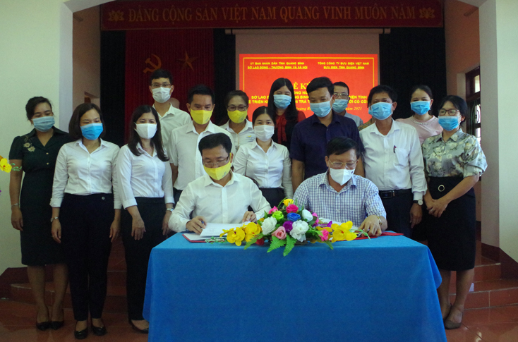 Đại diện lãnh đạo Sở LĐ-TB-XH và Bưu điện tỉnh ký kết hợp đồng nguyên tắc về triển khai dịch vụ chi trả trợ cấp ưu đãi người có công với cách mạng qua hệ thống bưu điện.