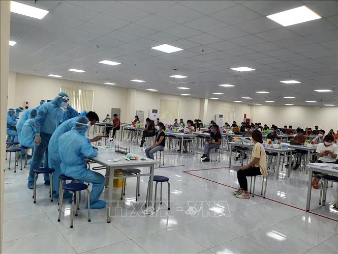  Lấy mẫu xét nghiệp tại doanh nghiệp trong khu công nghiệp tại Bắc Giang. Ảnh: TTXVN