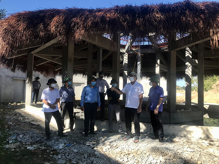  Đại diện lãnh đạo Công ty CP Tập đoàn Trường Thịnh báo cáo tiến độ đầu tư các hạng mục.