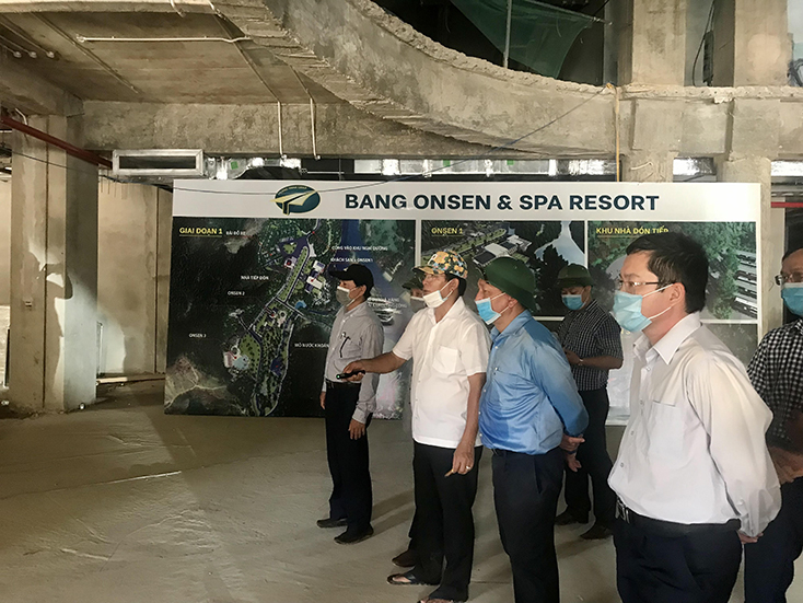 Đoàn công tác nghe đại diện chủ đầu tư giới thiệu tổng quan dự án. 