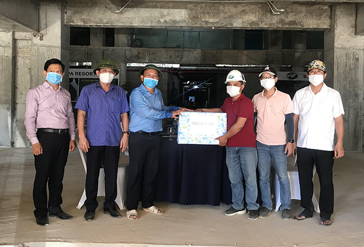  Đồng chí Phó Bí thư Thường trực Tỉnh ủy Trần Hải Châu và các đồng chí  trong đoàn công tác tặng quà các đơn vị thi công các hạng mục của dự án.  
