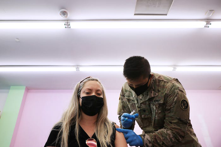 Biến thể Delta có thể khiến người đã tiêm vaccine vẫn mắc COVID-19. Ảnh: Getty Images