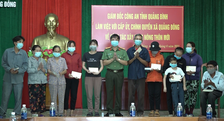 Lãnh đạo Công an tỉnh trao quà hỗ trợ cho các gia đình chính sách có hoàn cảnh đặc biệt khó khăn.