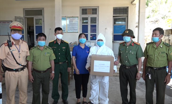 Đại tá Nguyễn Tiến Nam trao quà động viên lực lượng làm nhiệm vụ tại Chốt kiểm soát phòng, chống dịch bệnh Covid-19 trên địa bàn xã Quảng Đông, huyện Quảng Trạch.
