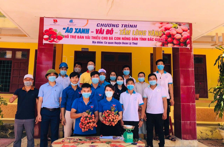 Một điểm bán vải thiều tại cơ quan Huyện đoàn Lệ Thủy