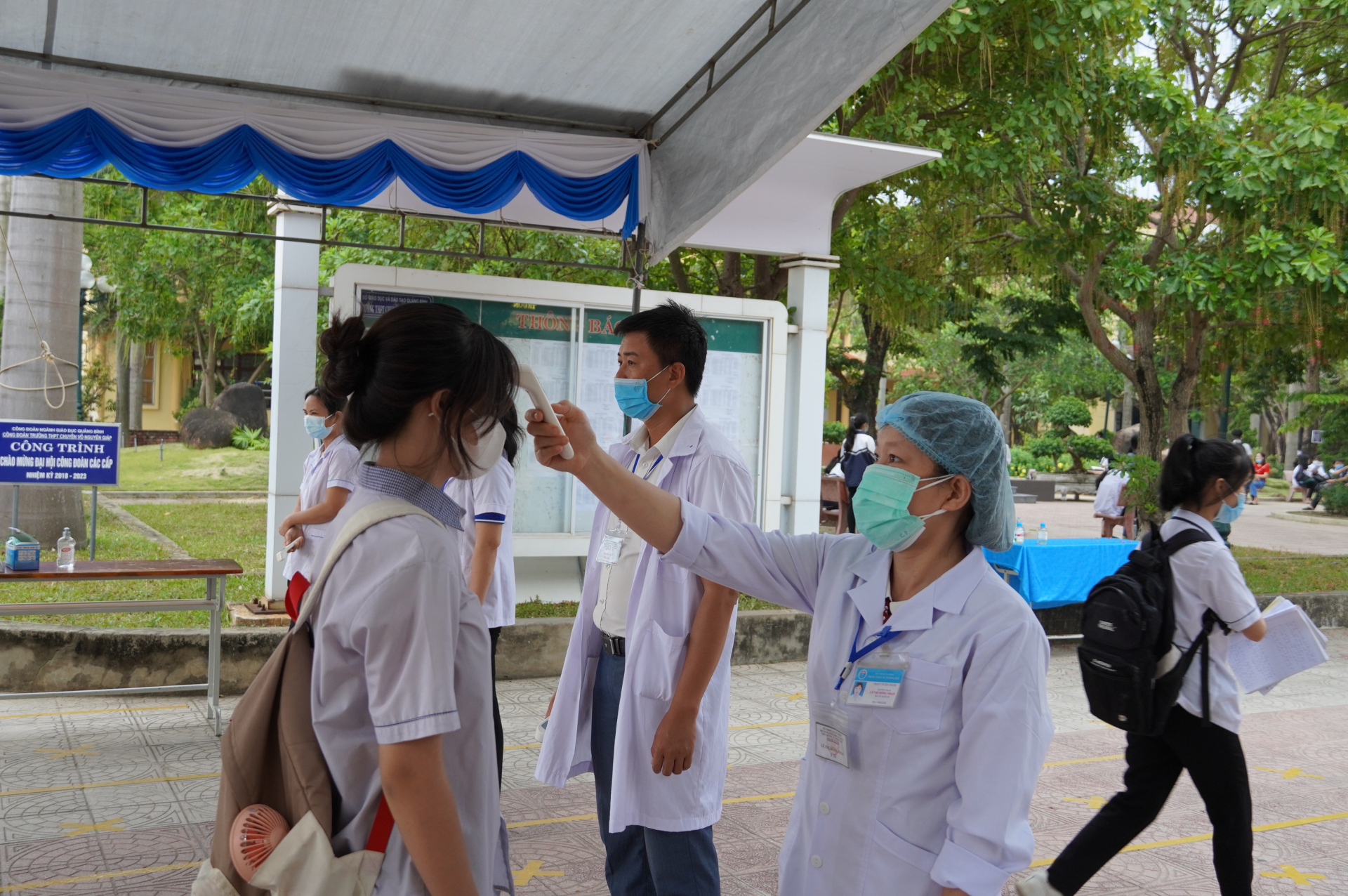 Cán bộ y tế kiểm tra thân nhiệt trước khi vào trường thi.
