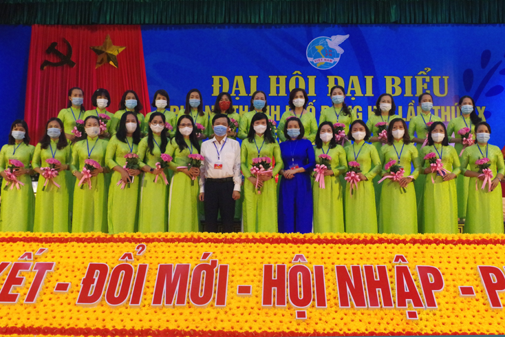 Các đồng chí lãnh đạo chúc mừng BCH Hội LHPN TP. Đồng Hới nhiệm kỳ 2021-2026