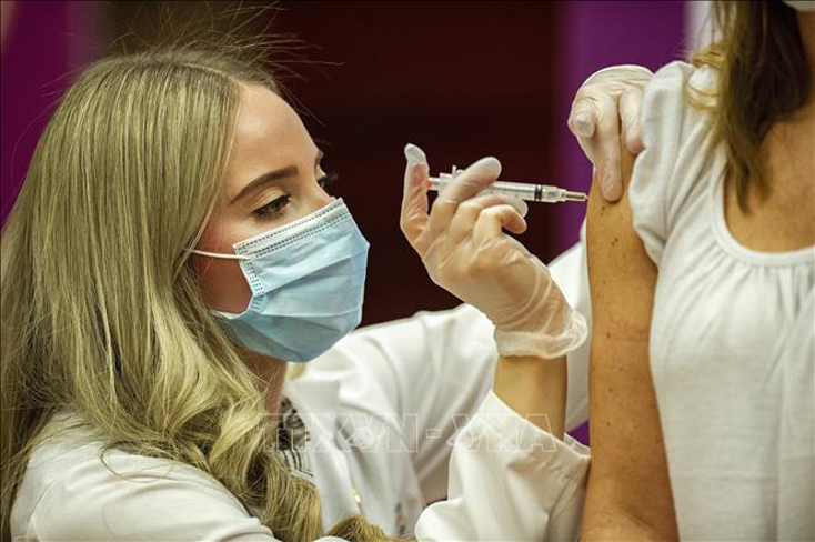 Tiêm chủng vaccine ngừa COVID-19 tại Hartford, Connecticut, Mỹ. Ảnh minh họa: AFP/TTXVN