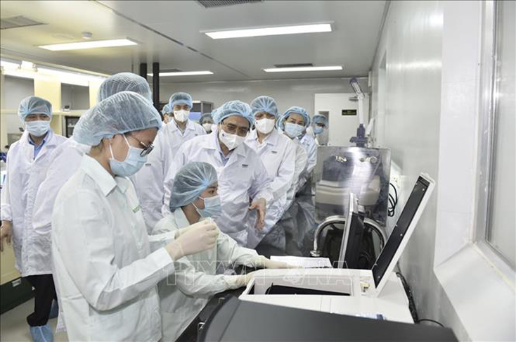 Thủ tướng Phạm Minh Chính thăm Công ty TNHH MTV Vaccine và Sinh phẩm số 1 (VABIOTECH). Ảnh: TTXVN