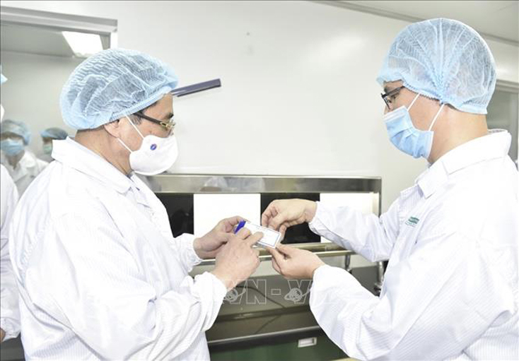 Thủ tướng Phạm Minh Chính thăm Công ty TNHH MTV Vaccine và Sinh phẩm số 1 (VABIOTECH). Ảnh: TTXVN