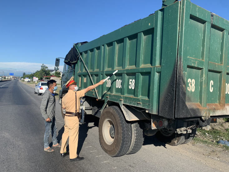 Lực lượng CSGT, Công an tỉnh thực hiện chuyên đề kiểm soát vi phạm tải trọng.