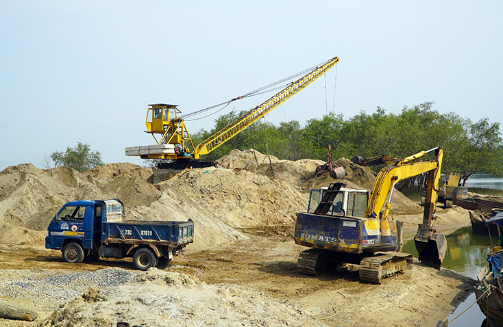 Kiểm tra đầu nguồn bến bãi tập kết vật liệu xây dựng, một trong những giải pháp kiểm soát vi phạm tải trọng tận gốc.