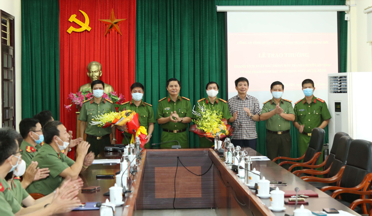 Lãnh đạo Công an tỉnh và Chủ tịch UBND TP. Đồng Hới trao thưởng, tặng hoa chúc mừng Ban Chuyên án.