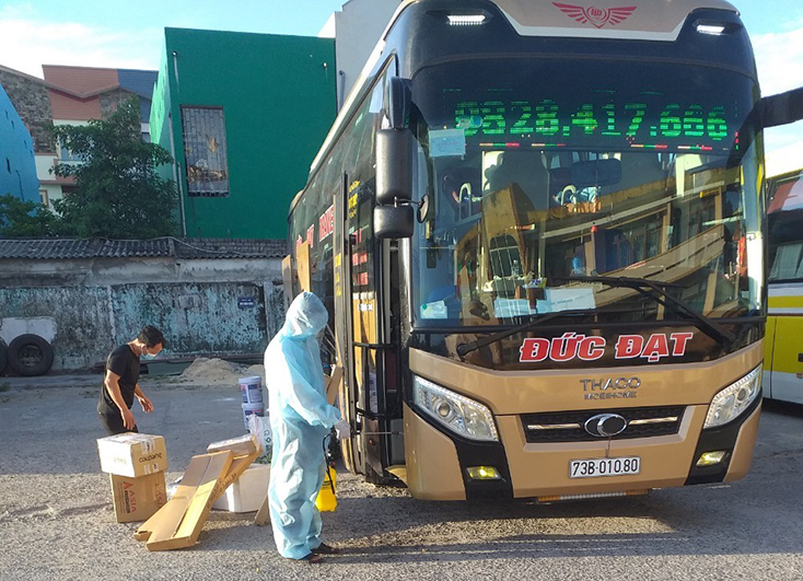 Công tác phun khử khuẩn được các bến xe thực hiện nghiêm túc.