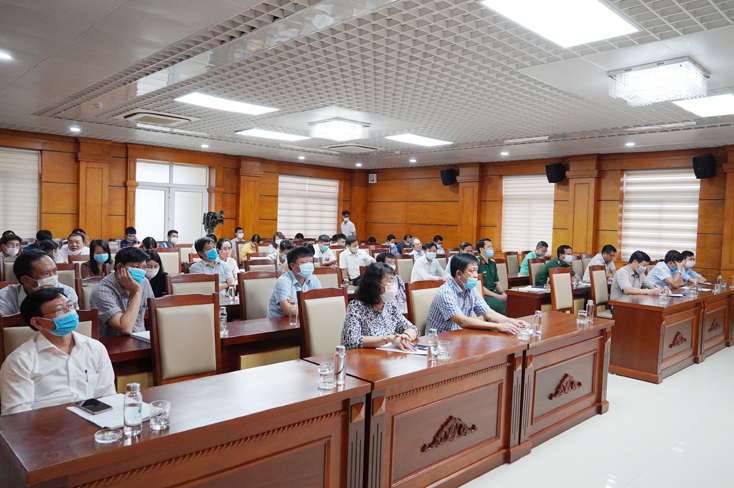 Các đại biểu dự buổi họp báo.