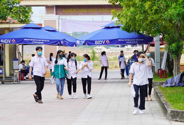 Thí sinh tại điểm thi Trường THPT chuyên Võ Nguyên Giáp đến trường thi.