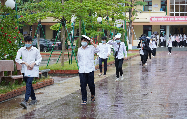 Thí sinh tại điểm thi Trường THPT Đào Duy Từ hoàn thành buổi thi đầu tiên.