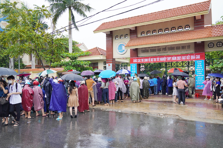  Phụ huynh tập trung đông trước cổng trường thi để đón con em.