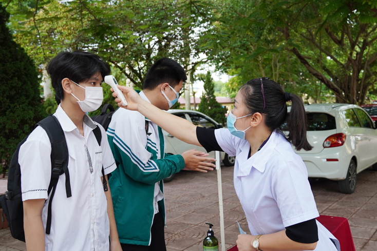 Cán bộ Y tế kiểm tra thân nhiệt của thí sinh.