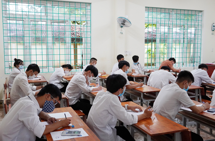  Thí sinh tại điểm thi Trường THPT Đào Duy Từ điền thông tin vào giấy thi.