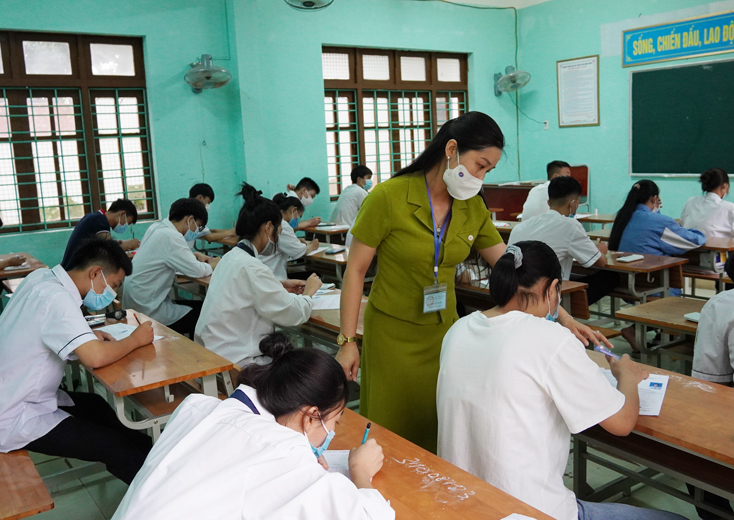  Giám thị nhắc nhở thí sinh chú ý điền đúng thông tin vào giấy thi.