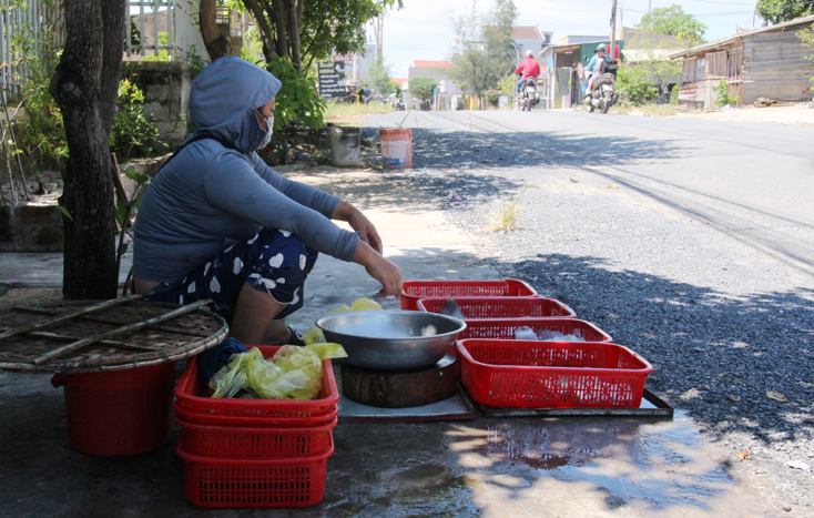 Một tiểu thương bán hải sản ven đường Nguyễn Thị Định