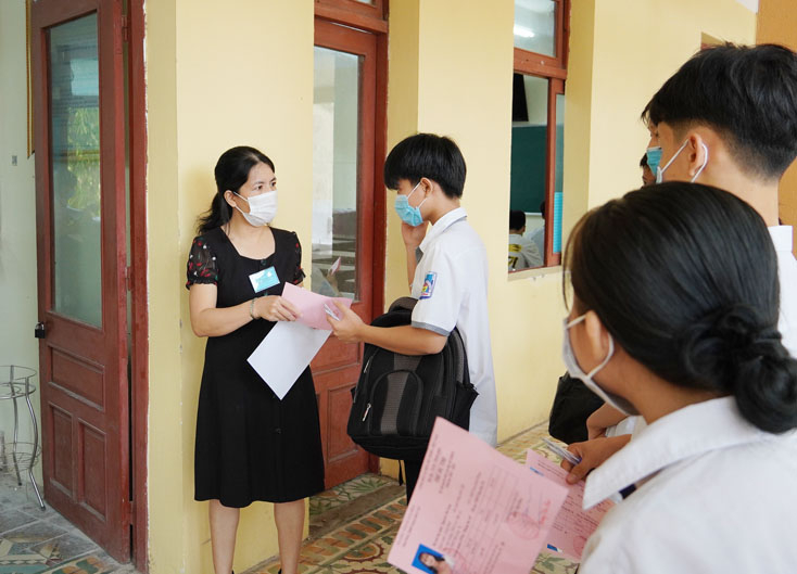 Giám thị gọi thí sinh vào phòng thi.