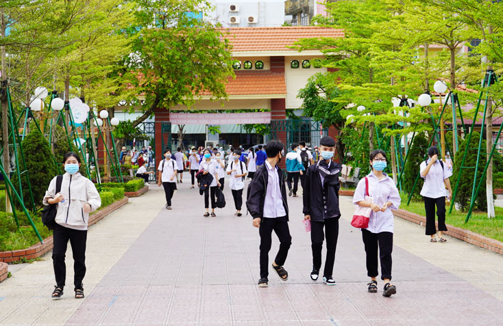 Thí sinh tại điểm thi Trường THPT Đào Duy Từ đến trường thi.