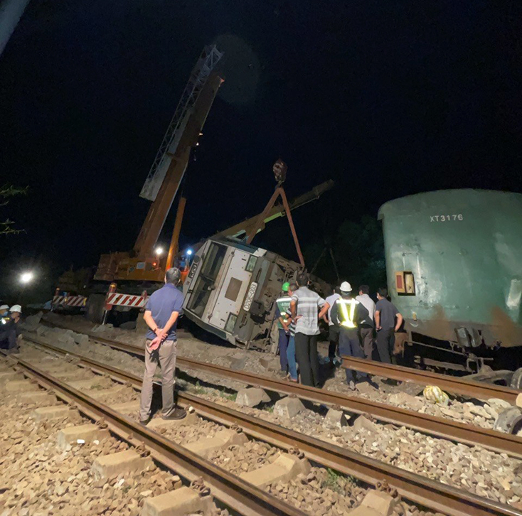  Đội cứu hộ của Công ty Cổ phần điện gió B&T cùng các lực lượng chức năng nỗ lực giải cứu tàu hàng ngay trong đêm.
