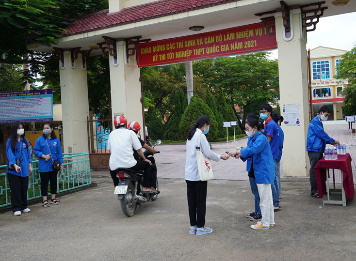 Các lực lượng tham gia chương trình “Tiếp sức mùa thi” phát nước uống, khẩu trang miễn phí cho TS ở các điểm thi.