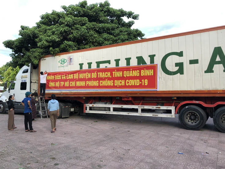 Những chuyến xe hàng với những tình cảm ấm áp, thắm đượm nghĩa tình của huyện Bố Trạch gửi đến nhân dân TP. Hồ Chí Minh.