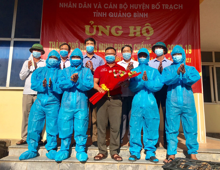 Đại diện lãnh đạo huyện Bố Trạch quán triệt công tác phòng chống dịch bệnh và chúc đội xe “thượng lộ bình an” vận chuyển hàng hóa ủng hộ TP. Hồ Chí Minh.