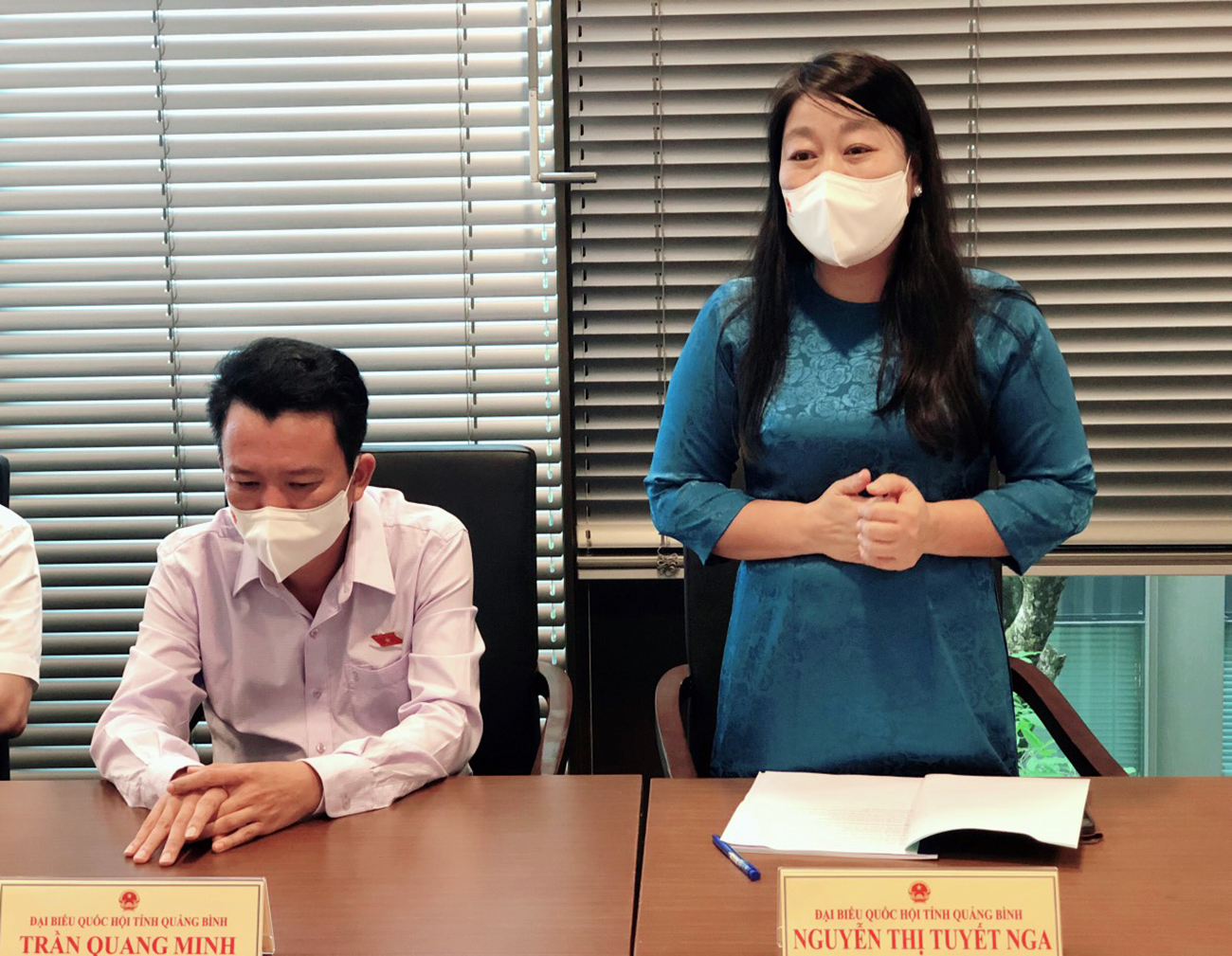 Các đại biểu phát biểu tại phiên họp bầu Trưởng, Phó trưởng đoàn ĐBQH tỉnh khóa XV