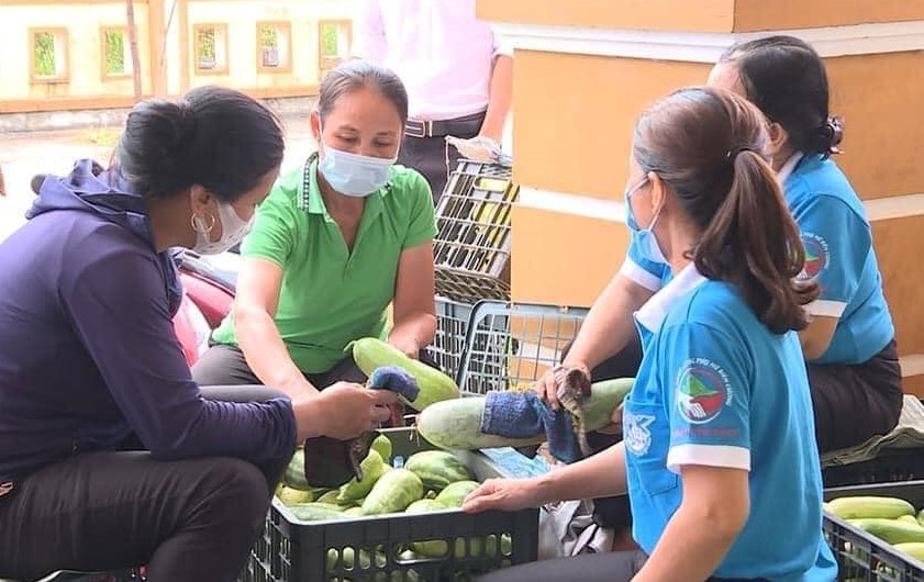 Người dân huyện Lệ Thủy gom hàng ủng hộ các tỉnh phía Nam chống dịch