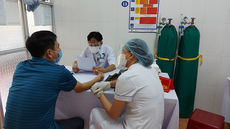 Cán bộ y tế chú trọng hoạt động sàng lọc sức khoẻ trước tiêm